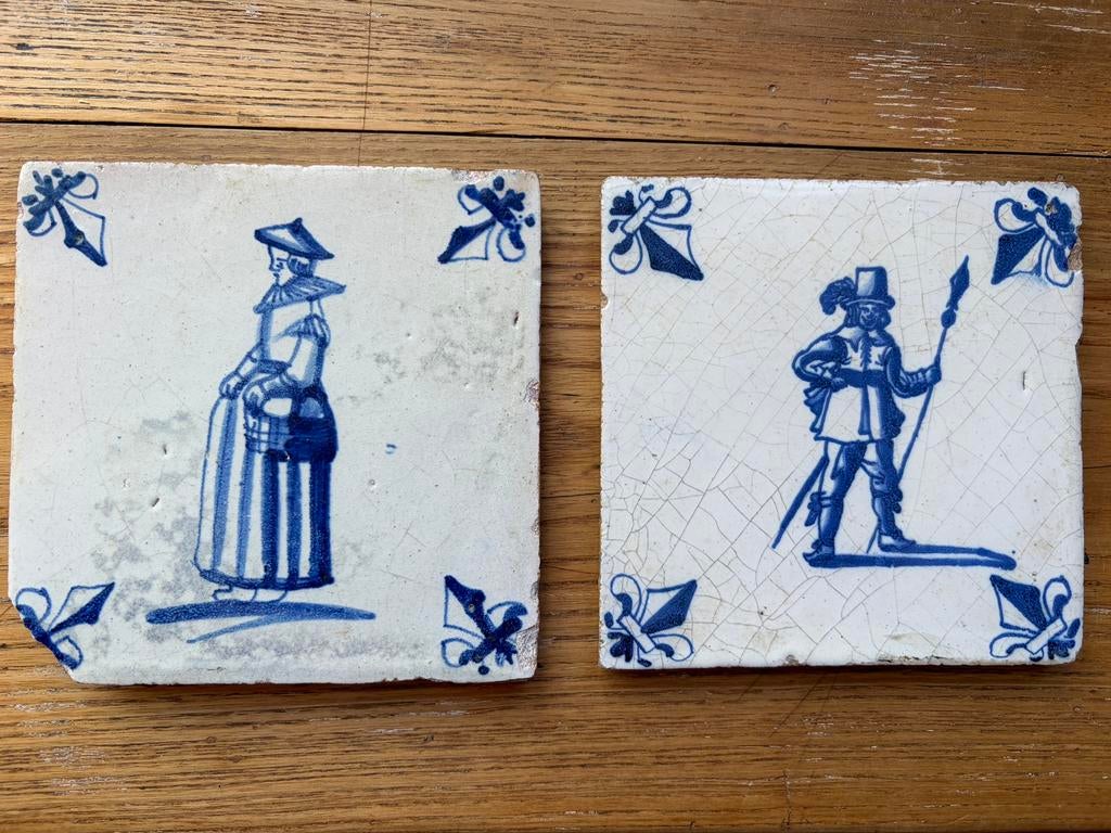 2 Antieke Delftse tegels (17e eeuw) Piekenier en vrouw mand, Antiek en Kunst, Antiek | Wandborden en Tegels, Ophalen of Verzenden