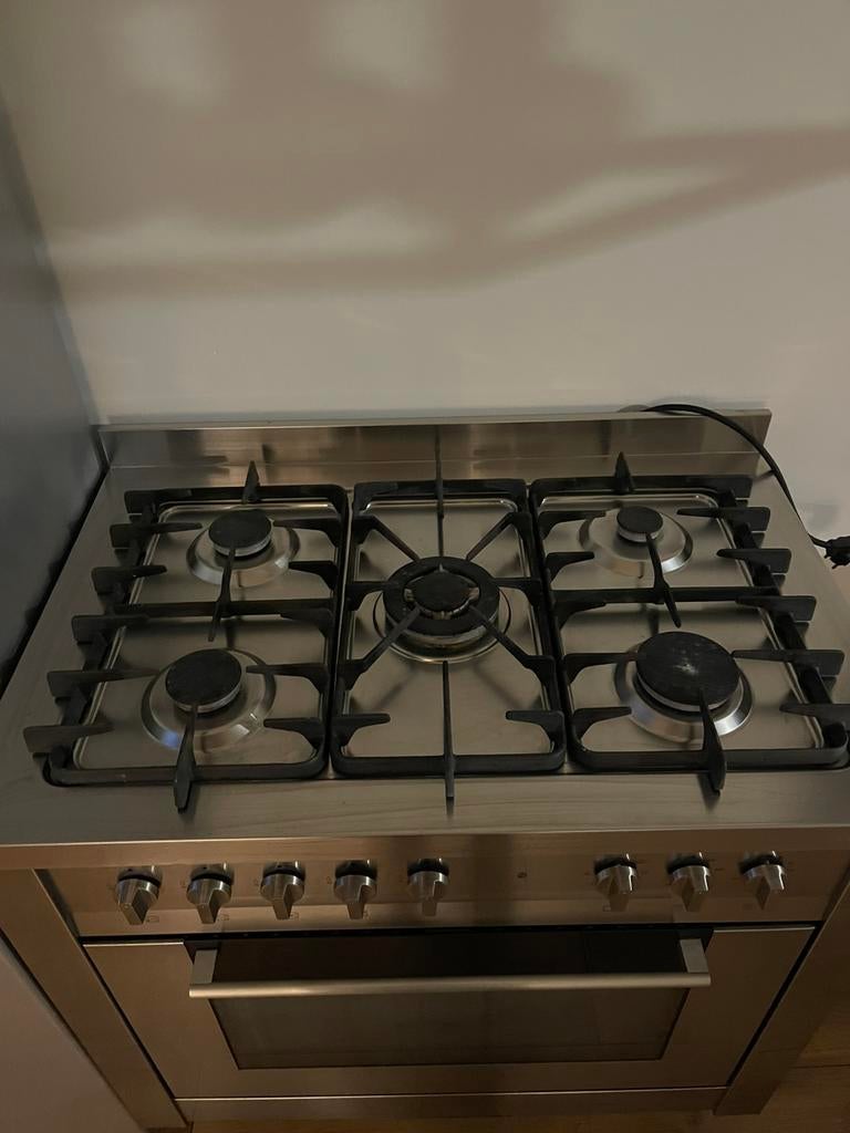 5 pits fornuis met oven, Witgoed en Apparatuur, Fornuizen, Gebruikt, Vrijstaand, Gas, 5 kookzones of meer, 85 tot 90 cm, 60 cm of meer