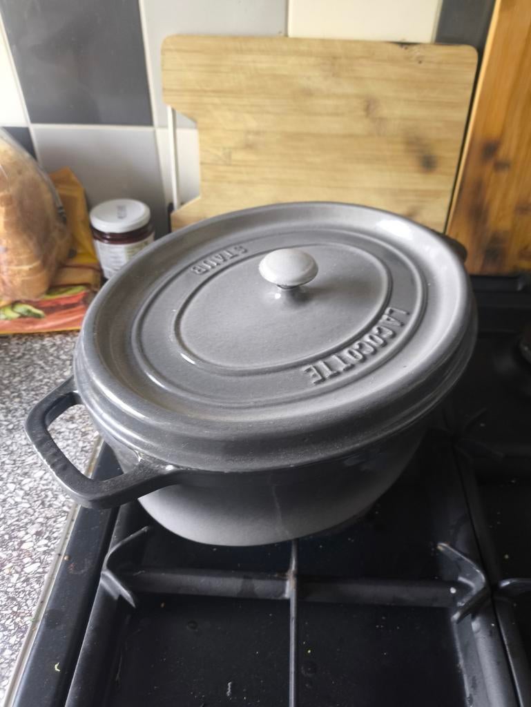 Staub Ovale Braadpan 31cm - Gietijzeren Cocotte, Gebruikt, Gietijzer, Ophalen of Verzenden, Keramische plaat