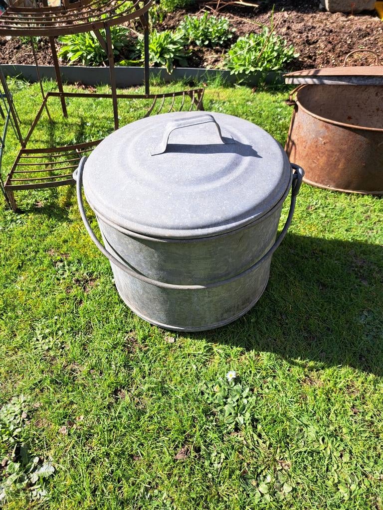 Zinken grote emmer antiek, Ophalen