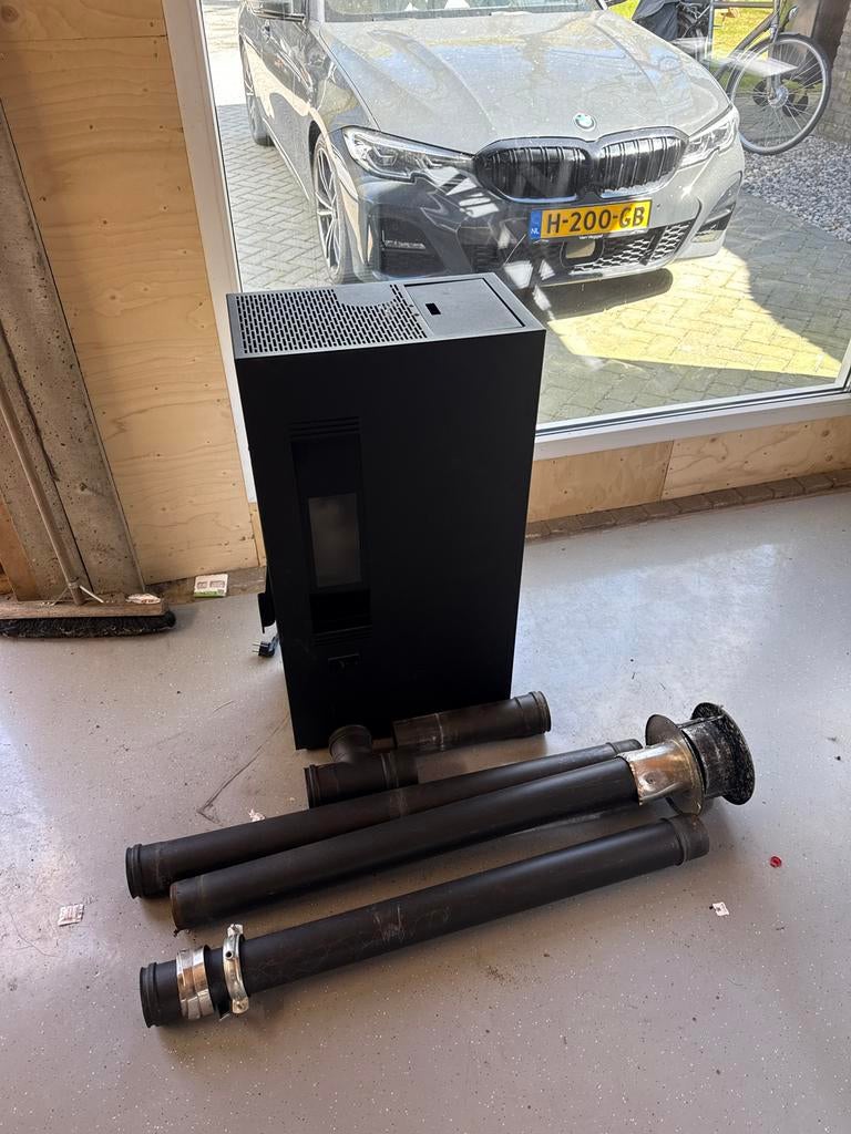 Zwarte Livin' Flame SKOM05 Pelletkachel met afvoerbuizen, Huis en Inrichting, Kachels, Gebruikt, Overige brandstoffen, Ophalen of Verzenden