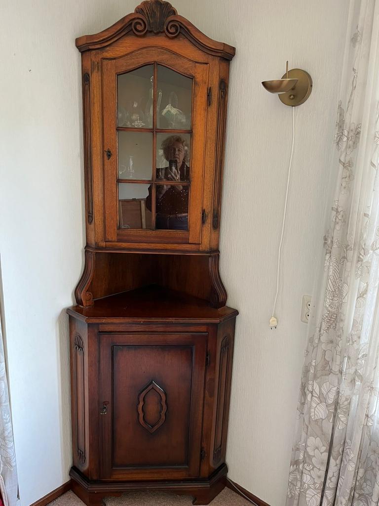 Antiek houten hoekkastje met vitrine en opbergruimte, Ophalen of Verzenden