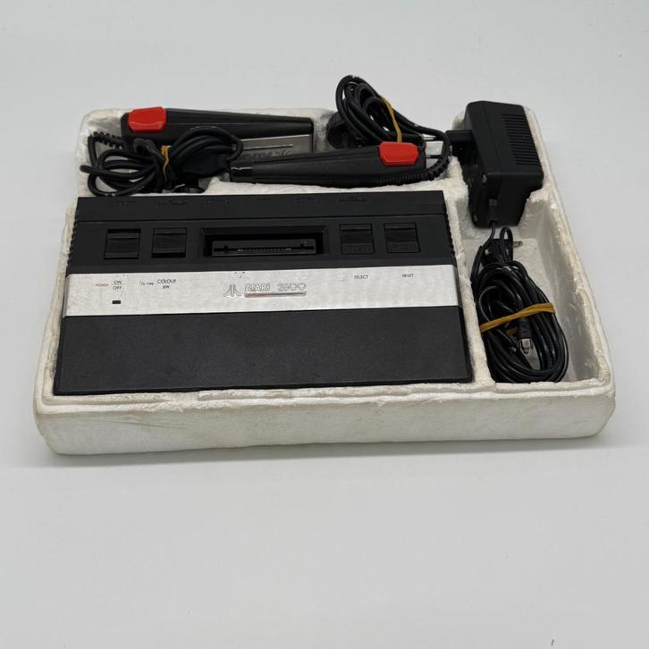 ATARI 2600 Console - met controllers + games, Spelcomputers en Games, Spelcomputers | Atari, Gebruikt, Atari 2600, Met 2 controllers