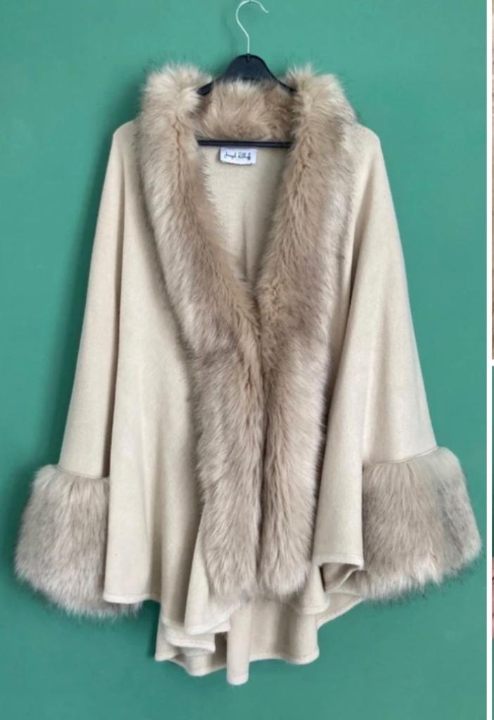 Poncho met bontkraag en mouw - Joseph Ribkoff, Kleding | Dames, Jassen | Winter, Beige, Maat 42/44 (L), Joseph Ribkoff, Ophalen of Verzenden
