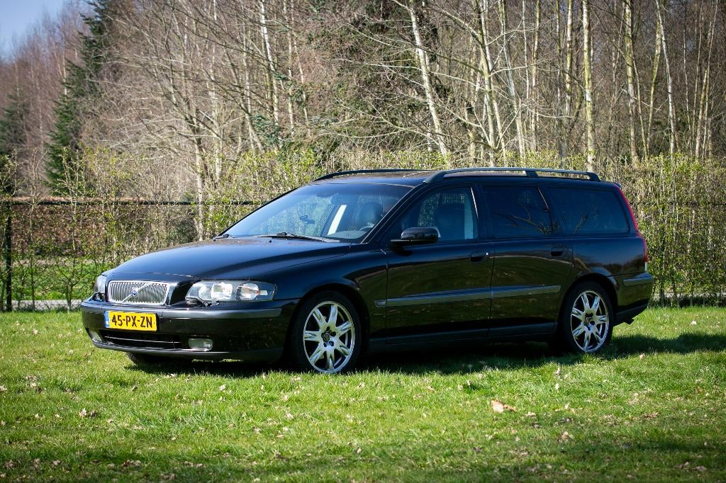 Te koop: Volvo V70 2.4 benzine in uitstekende staat, Voorwielaandrijving, 1800 kg, Zwart, Zwart