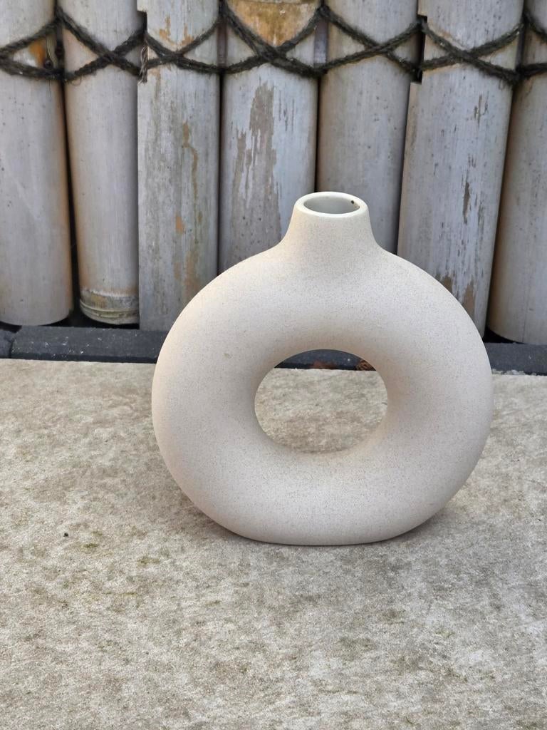 Moderne Donut Vaas - Beige Keramiek, Huis en Inrichting, Overige kleuren, Aardewerk of Porselein, Ophalen of Verzenden, Zo goed als nieuw