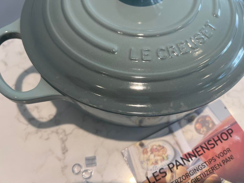 Lage braadpan van Le Creuset, 24 cm Sea Salt, Gebruikt, Gietijzer, Ophalen of Verzenden, Keramische plaat