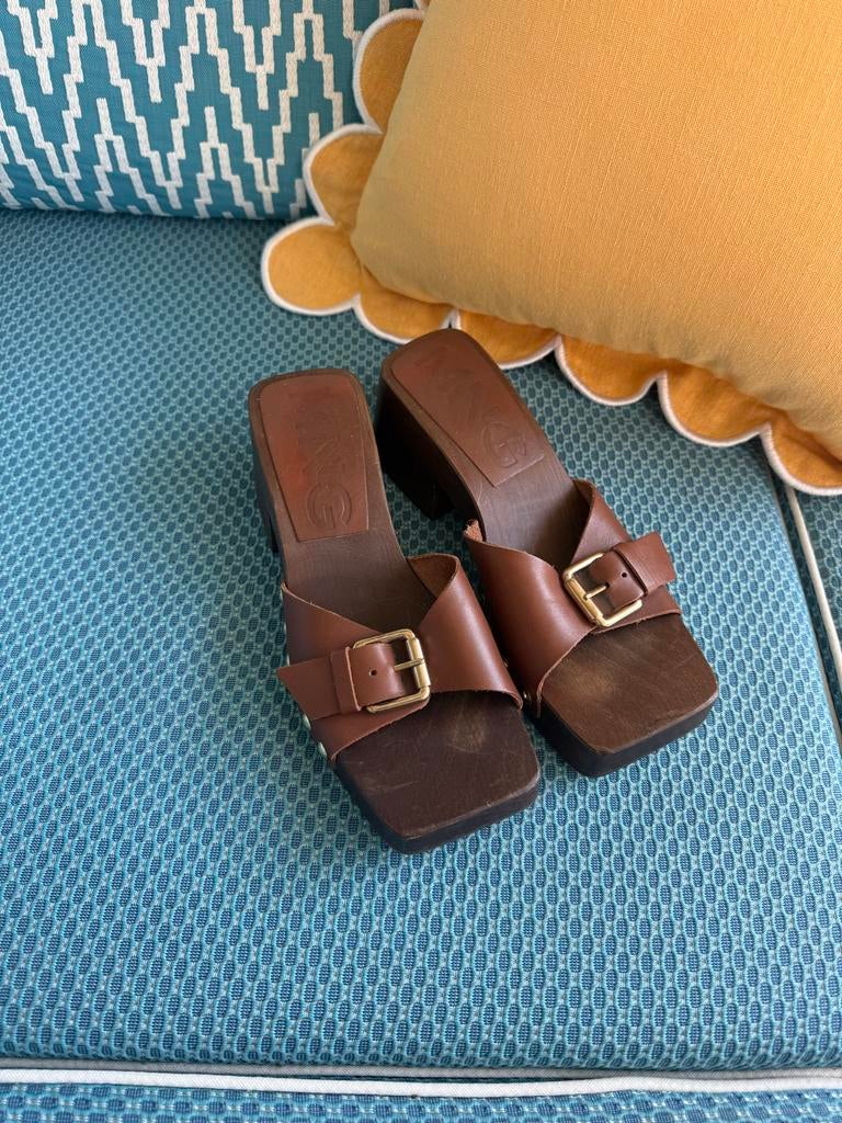 bruine klompen/ muiltjes met hak en gesp van Mango, Kleding | Dames, Schoenen, Zo goed als nieuw, Sandalen of Muiltjes, Bruin