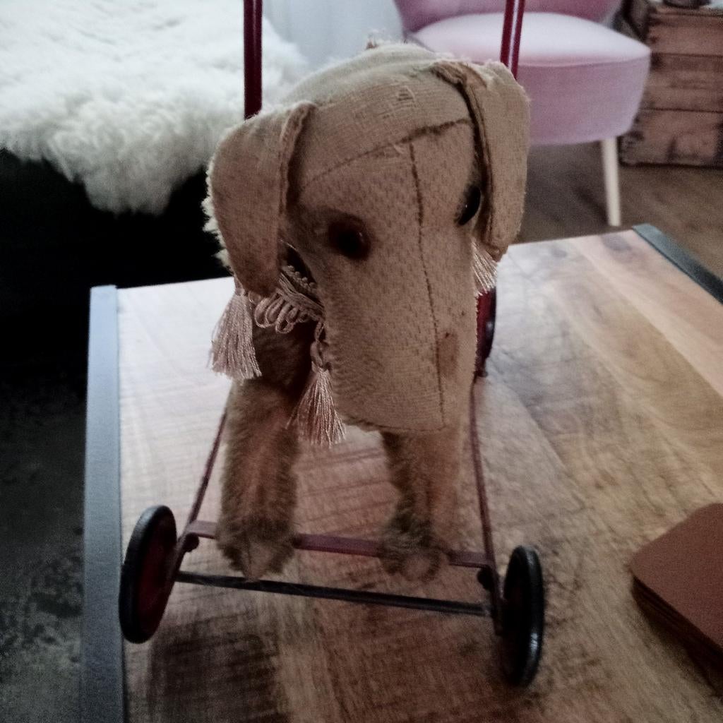 Shabby oud hondje op wieltjes, Ophalen of Verzenden