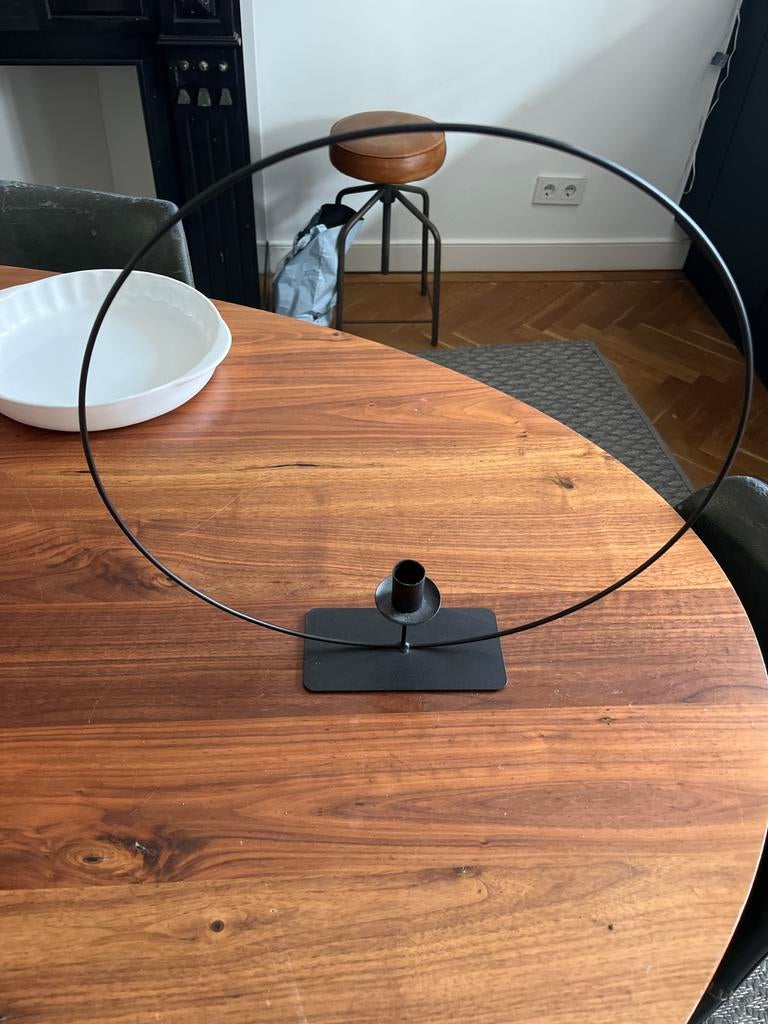 Moderne zwarte metalen kandelaar met ring, 25 tot 50 cm, Zwart, Ophalen of Verzenden, Zo goed als nieuw