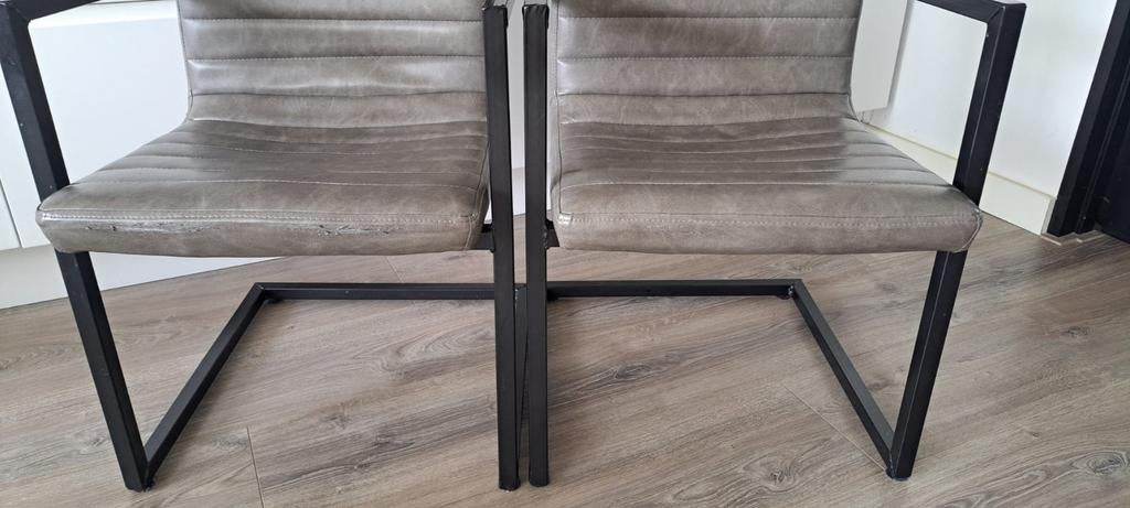 4 Eettafel stoelen - Grijs leer met zwart metalen frame, Ophalen, Gebruikt, Vier, Modern industrieel