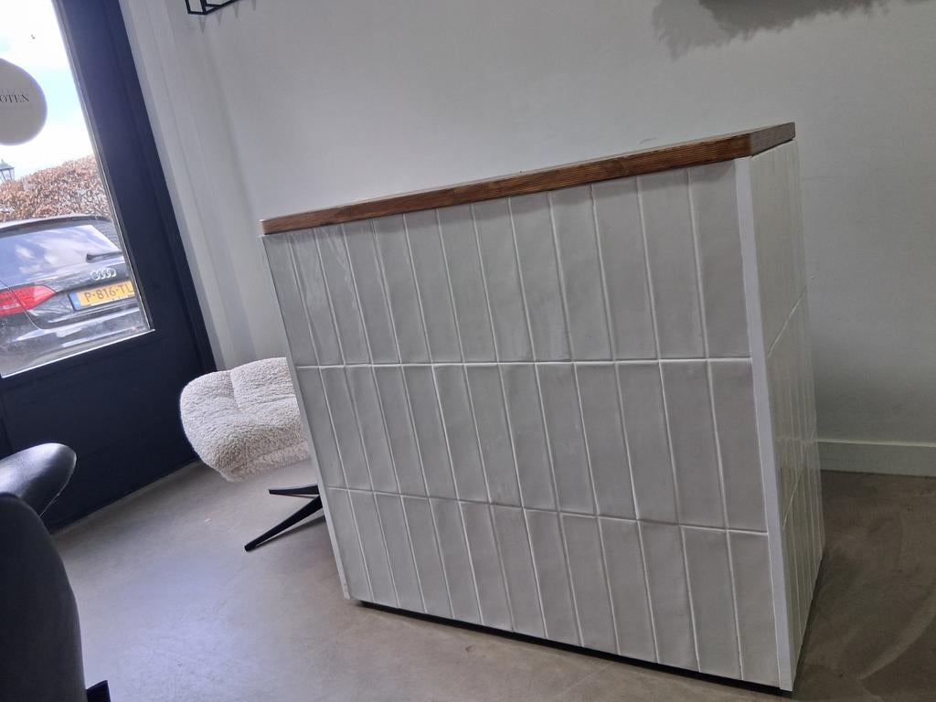 Moderne balie met houten blad, Ophalen