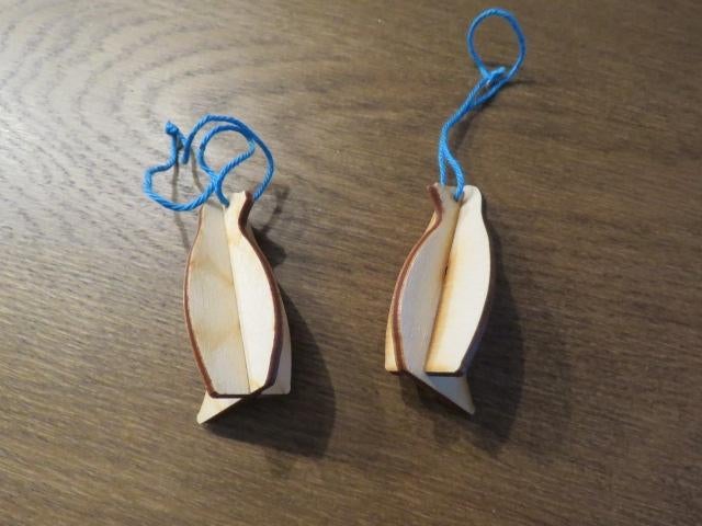 1 EURO OF GRATIS 2 houten kerstboomhangertjes pinguin, Diversen, Kerst, Ophalen, Gebruikt