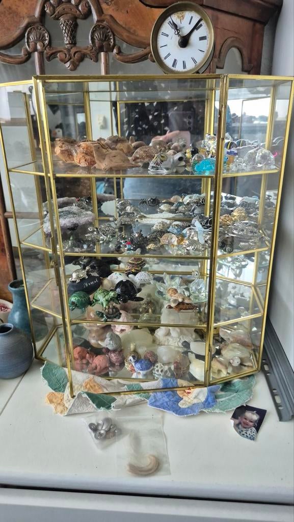 Antiek glazen vitrinekastje met messing frame, Huis en Inrichting, Kasten | Vitrinekasten, Ophalen, Minder dan 50 cm, Antiek, Klassiek