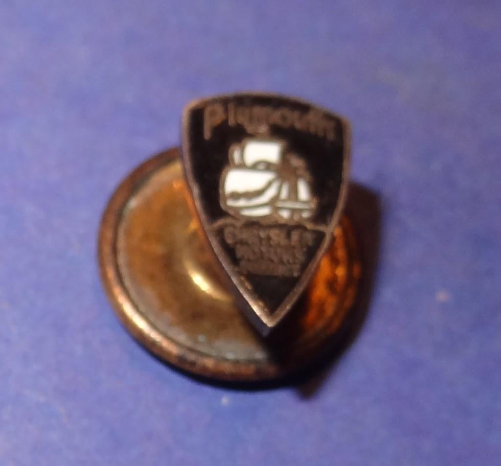 Plymouth Geemailleerde Revert Knoop 12 x 8 mm, Verzamelen, Speldjes, Pins en Buttons, Verzenden, Gebruikt, Transport, Speldje of Pin