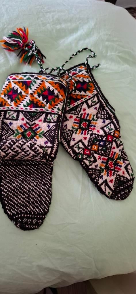 Nieuwe gebreide Pom Pom sloffen maat 36-38, Ophalen of Verzenden, Nieuw, Sokken en Kniesokken