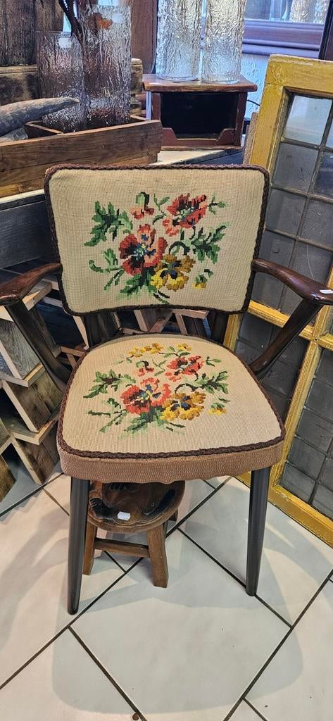 Vintage Brocante Stoeltje met Geborduurd Bloemenpatroon, Antiek en Kunst, Ophalen