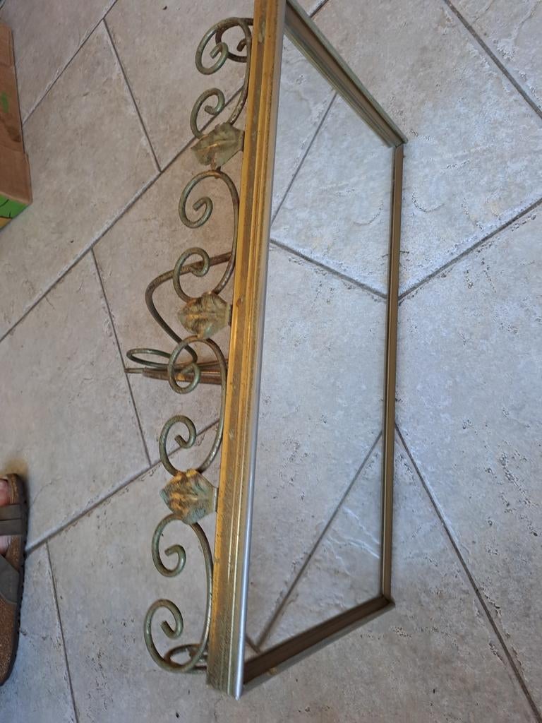 Vintage gouden spiegel met sierlijke krullen, Ophalen of Verzenden, Rechthoekig, Minder dan 50 cm, Minder dan 100 cm