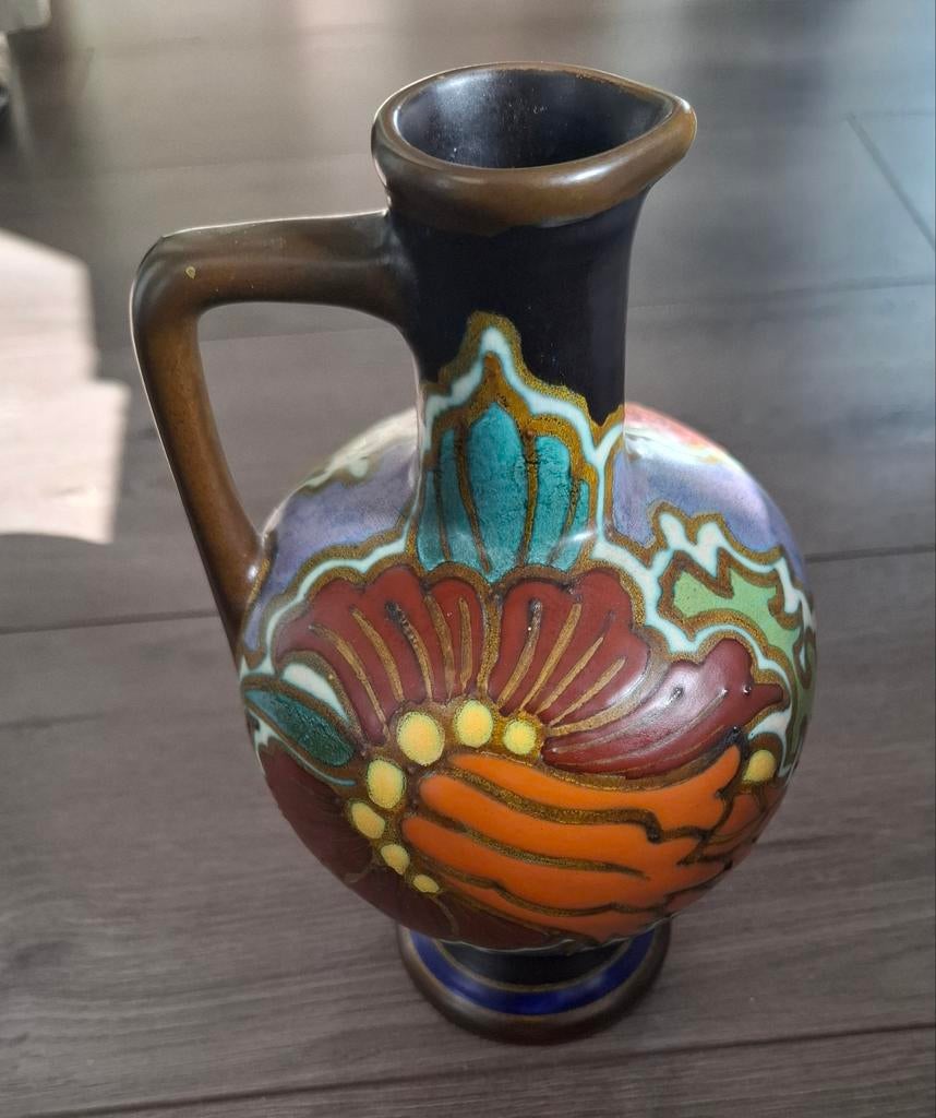 Gouda Plateel vaasje met kleurrijk bloemmotief, Antiek en Kunst, Ophalen of Verzenden