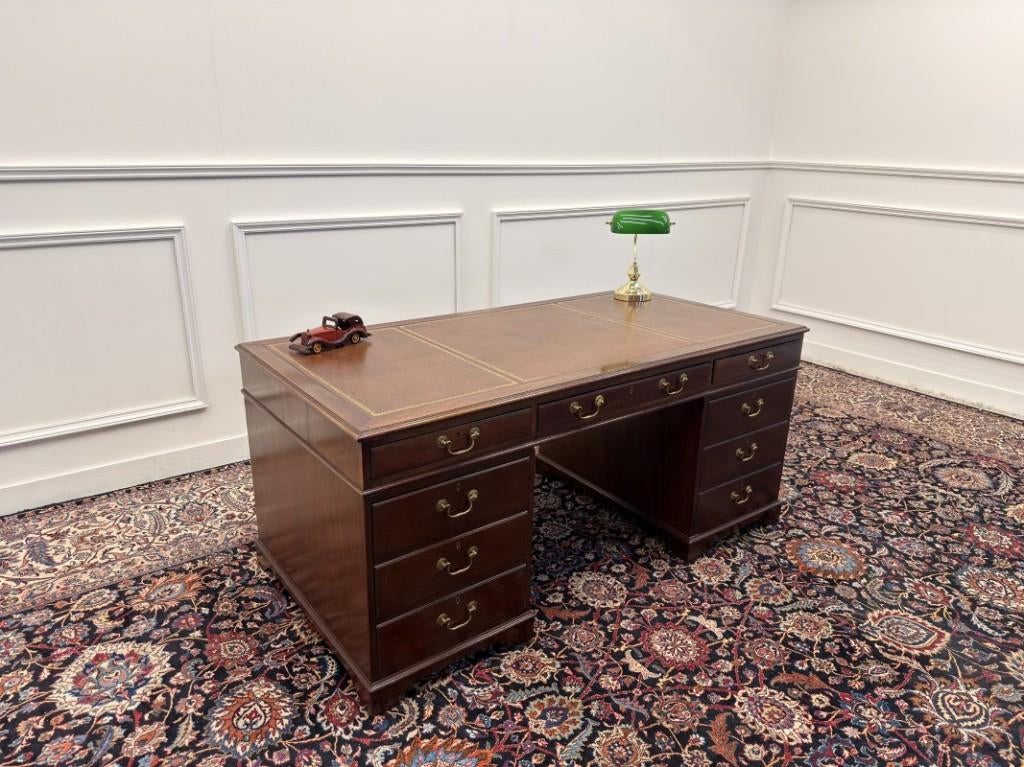 Klassiek Engels Chesterfield Bureau, Antiek en Kunst, Ophalen