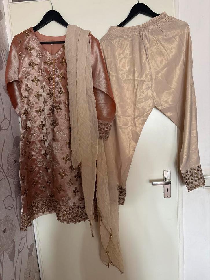 Elegante Indiase Salwar Kameez set met borduursels, Kleding | Dames, Gelegenheidskleding, Zo goed als nieuw, Overige typen, Maat 38/40 (M)