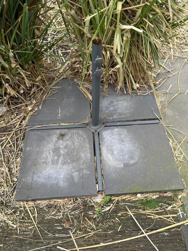 Parasolvoet met 4 tegels GRATS, Tuin en Terras, Ophalen of Verzenden, Gebruikt, Minder dan 1 meter, Parasolvoet