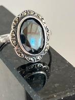 Zilveren ring met hematiet, Sieraden, Tassen en Uiterlijk, Ringen, 18 tot 19, Ophalen of Verzenden, Zo goed als nieuw, Dame