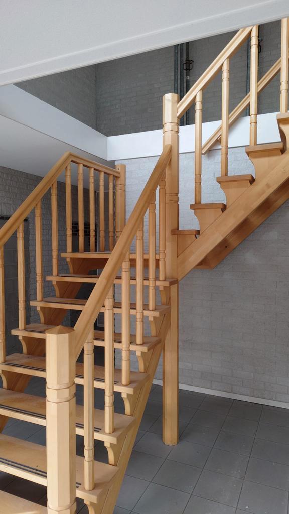 Beuken trap met bocht en plateau en balustrades, Doe-het-zelf en Verbouw, Ladders en Trappen, Gebruikt, 2 tot 4 meter, Ophalen
