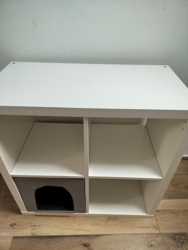 Ikea expedit Kallax 2x2 vakken kast wit met katten huisje, Ophalen of Verzenden, Gebruikt