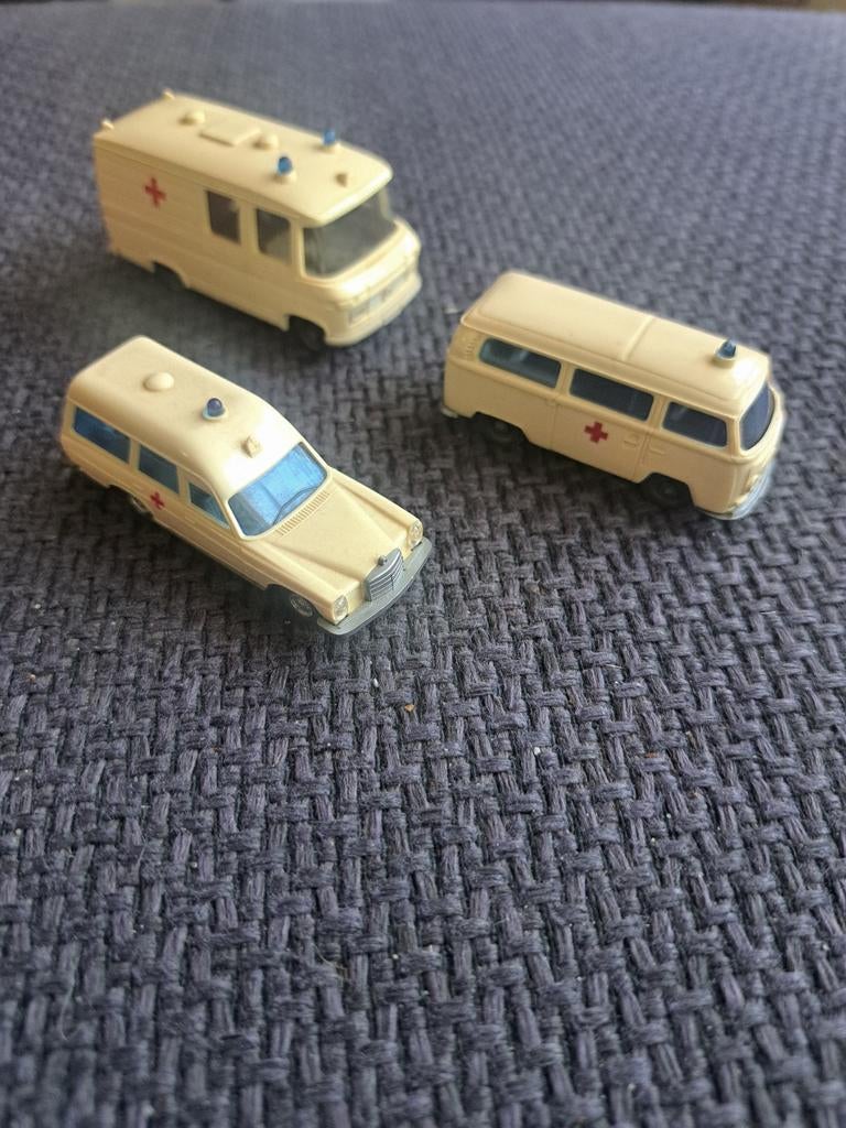2 x mercedes wiking plus 1 x v.w bus wiking ambulances, Gebruikt, Wiking, West germany, Ophalen of Verzenden