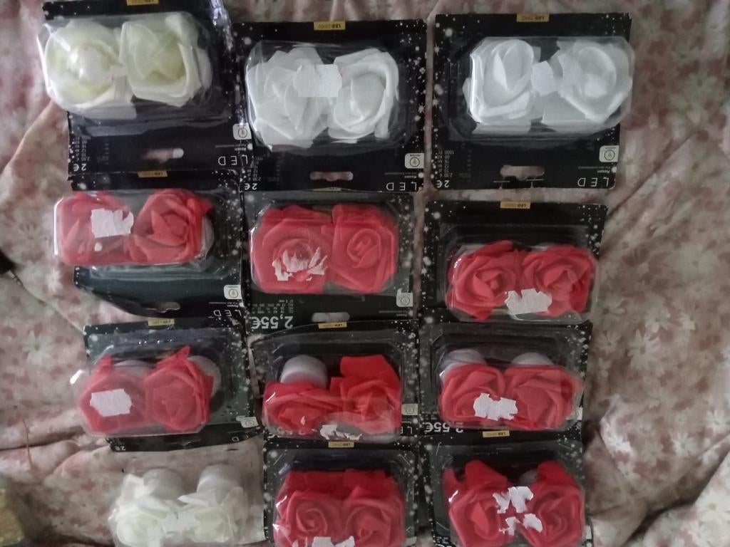 12 DOZEN KUNSTROZEN ROOD EN WIT FLESSTOPPER  SLINGER MET LED, Ophalen, Nieuw, Binnen, Inclusief kunstbloemen