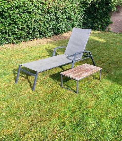 Suns ligbed met armleuningen en bijzettafel grijs/teak, Ophalen of Verzenden, Gebruikt, Teakhout, Verstelbaar