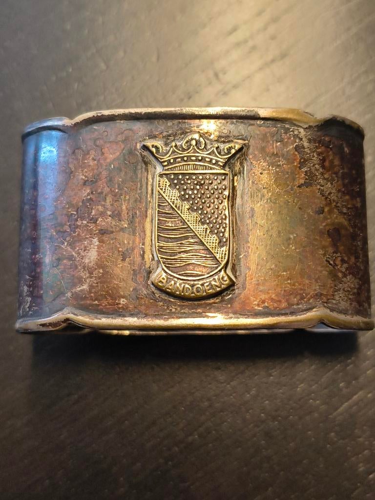 Antieke servetring Bandoeng Nederlands Indië, Ophalen