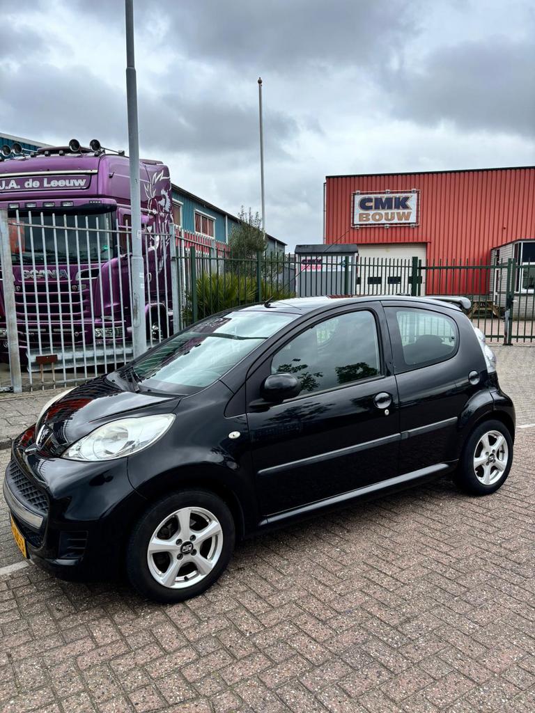 Peugeot 107 1.0 12V 5DR 2009 Zwart, Auto's, Voorwielaandrijving, Sound system, 4 stoelen, Origineel Nederlands