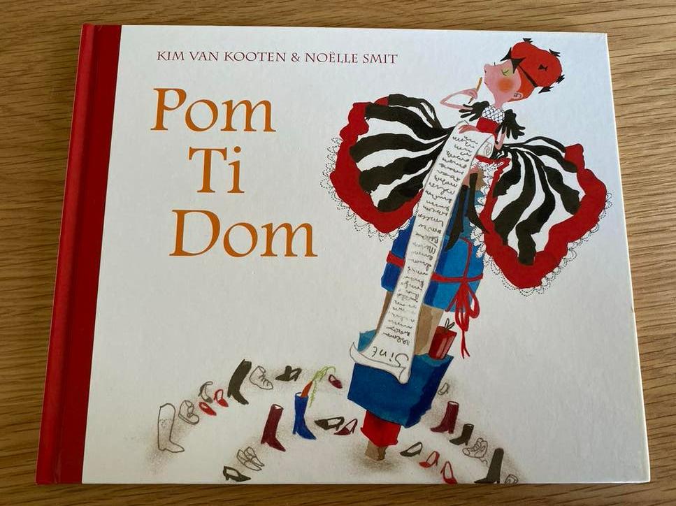 Pom Ti Dom - Kim van Kooten & Noëlle Smit, Ophalen of Verzenden, Gelezen, Fictie algemeen