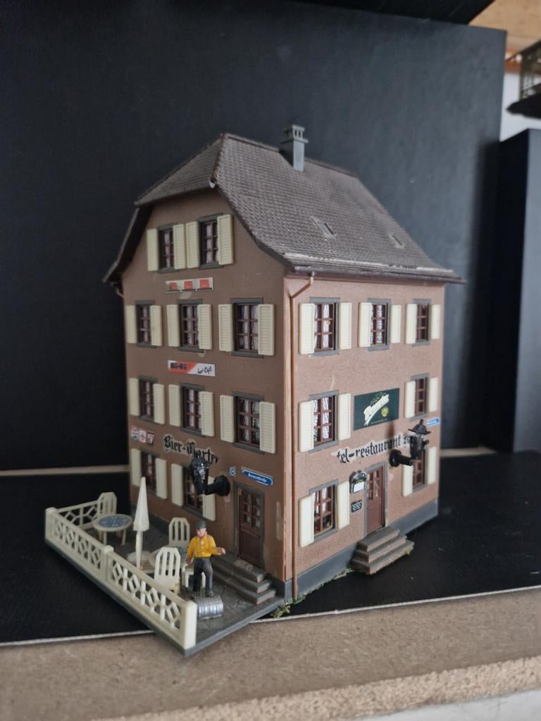 Groot hoekpand modelbouw met terras - Hotel-Restaurant, Hobby en Vrije tijd, Ophalen of Verzenden, Gebruikt, 1:50 tot 1:144