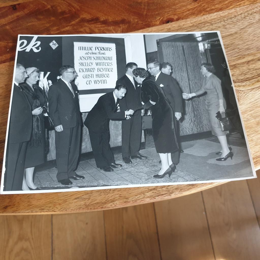 Foto koningin juliana 1959. Premiere dagboek Anne Frank, Ophalen of Verzenden, Zo goed als nieuw, Kaart, Foto of Prent