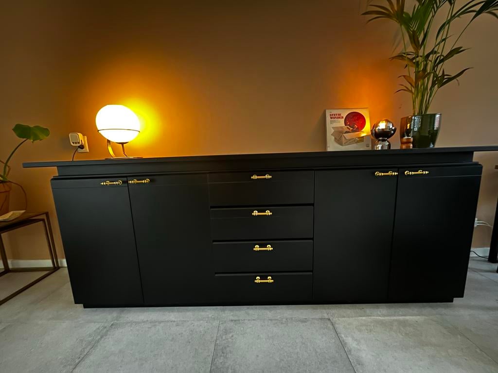 Groot zwart dressoir met gouden handgrepen, Ophalen, Gebruikt, Met deur(en), 200 cm of meer