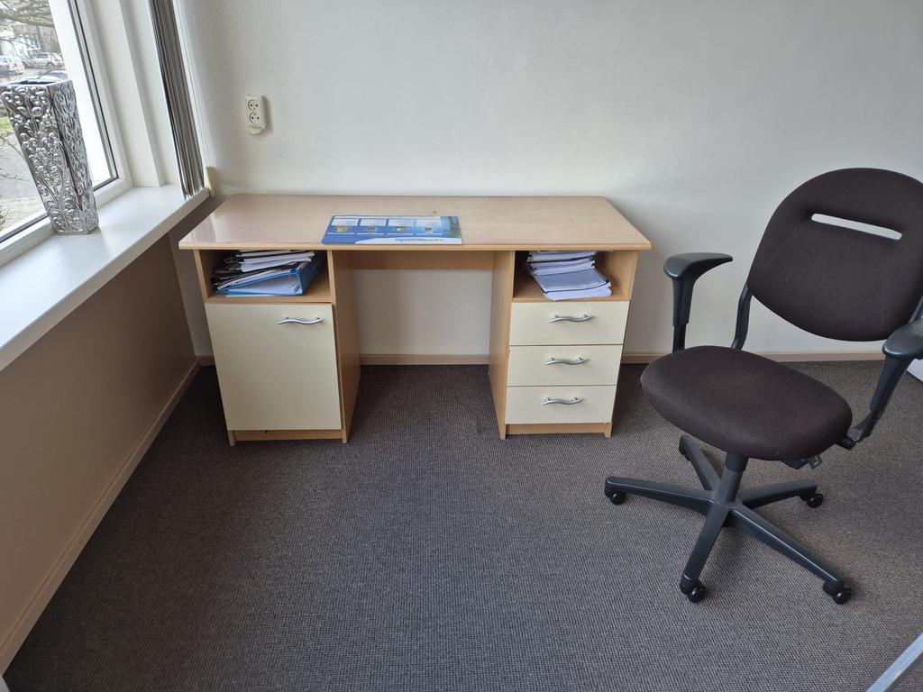 Bureau met ladeblokken en bureaustoel, Huis en Inrichting, Ophalen of Verzenden, Gebruikt, Bureau