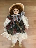 Antiek vintage porseleinen pop met strooien hoedje, Ophalen of Verzenden