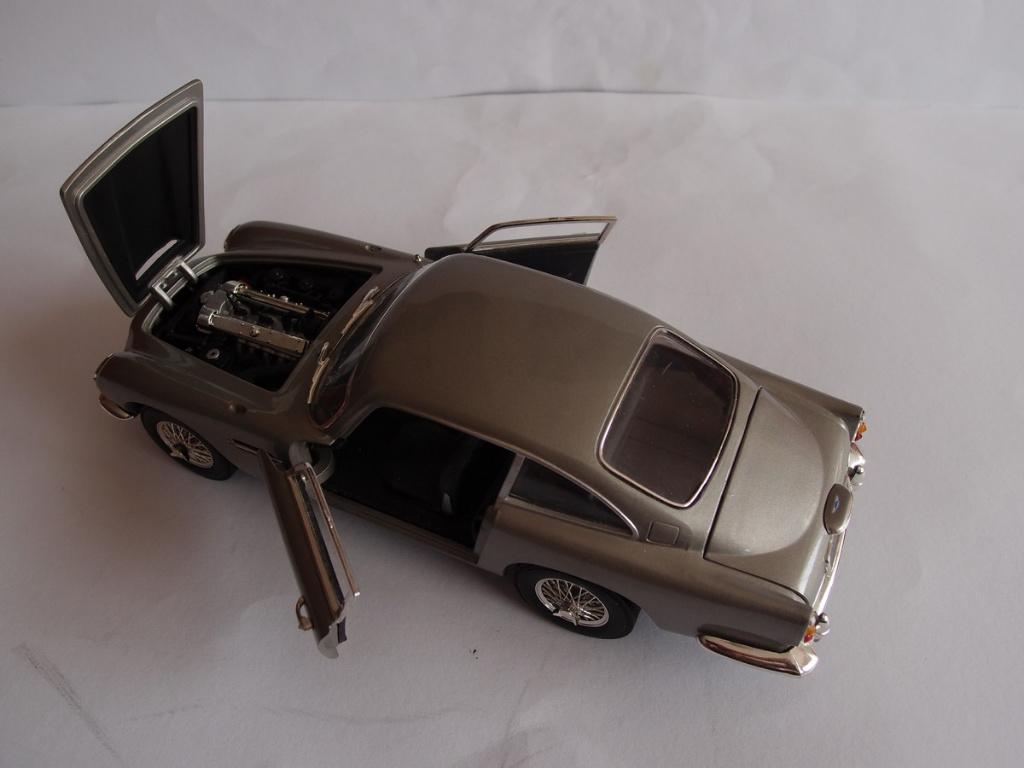 Oude metalen JoyRide Aston Martin Lagonda. 1/18, uit 2004, Hobby en Vrije tijd, Modelauto's | 1:18, Gebruikt, Auto, Overige merken