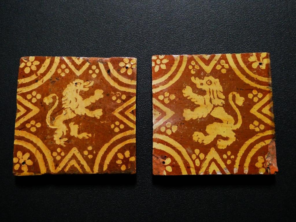 2 Antieke Vlaamse Leeuw haardtegels tegel slibversiering, Ophalen of Verzenden