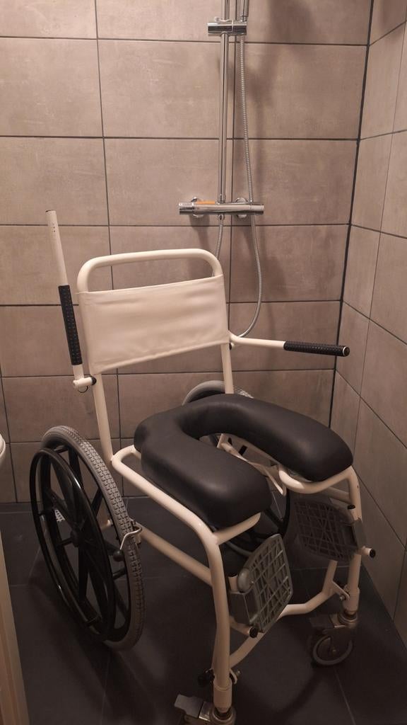Toilet douche rolstoel extra groot, Diversen, Verpleegmiddelen, Gebruikt, Ophalen