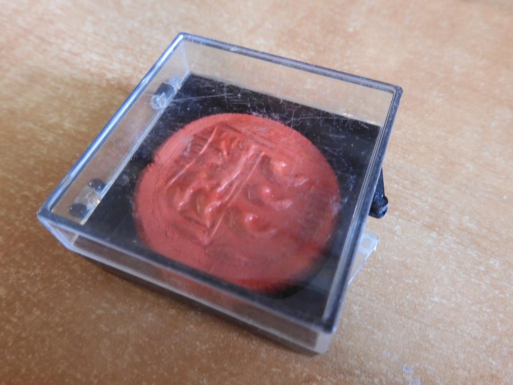rode kleitablet met wapen van Eindhoven in doosje (4 x 4 cm), Ophalen of Verzenden