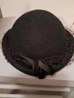 Elegante zwarte hoed met sluier en broche, Ophalen of Verzenden, Zo goed als nieuw, One size fits all, Hoed