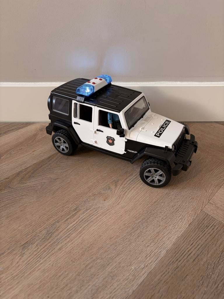 Bruder Politieauto Jeep Wrangler met Politieagent, Ophalen of Verzenden, Gebruikt