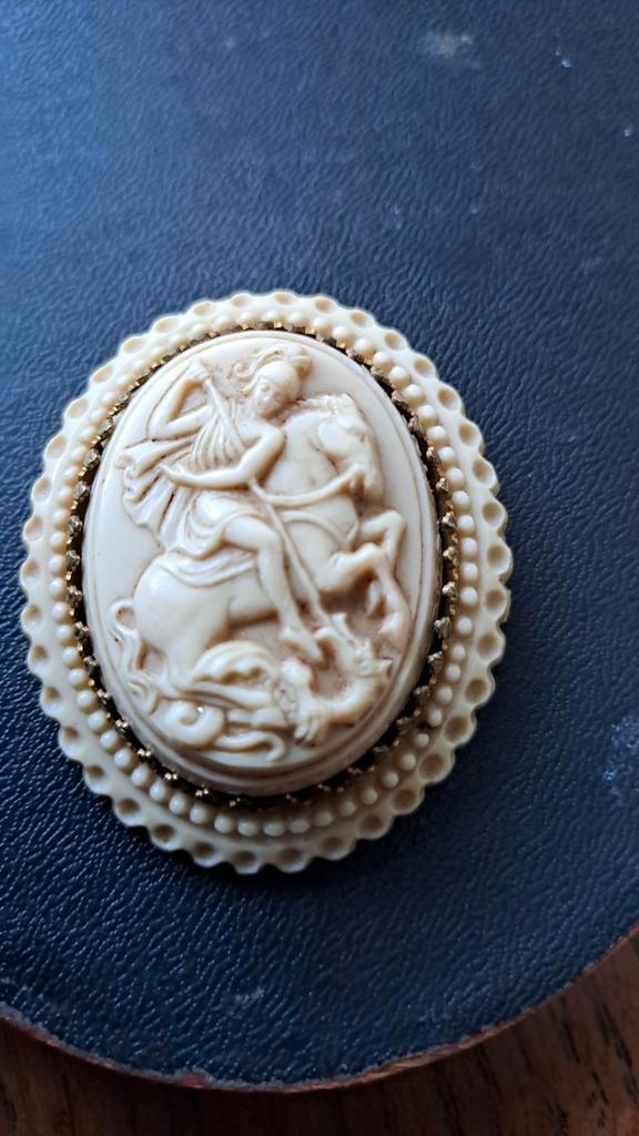 St Joris en de draak antieke Parijse broche vroeg kunststof, Sieraden, Tassen en Uiterlijk, Antieke sieraden, Broche, Overige materialen