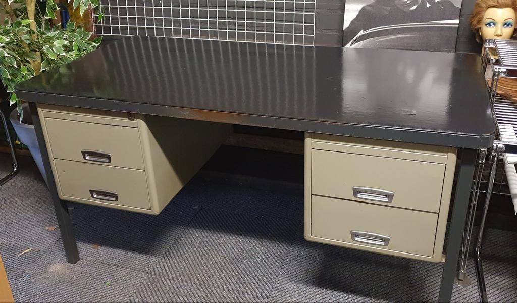 stoer vintage industrieel metalen bureau, Huis en Inrichting, Bureaus, Ophalen, Gebruikt