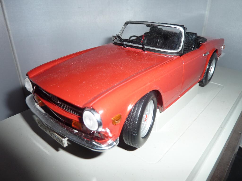 Triumph TR-6 1:18 nieuw in doos, Hobby en Vrije tijd, Modelauto's | 1:18, Ophalen of Verzenden, Nieuw, Auto