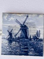 Delftsblauwe tegel met Hollandse molens en waterlandschap, Antiek en Kunst, Ophalen